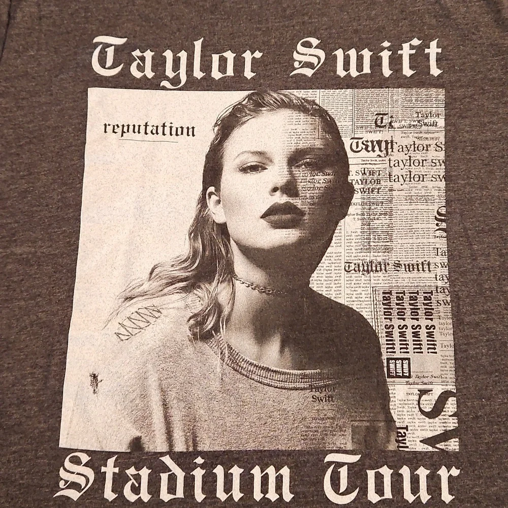 Taylor Swift  gray short sleeve graphic concert tee Med. REPUTATION tour dates - Picture 2 of 9